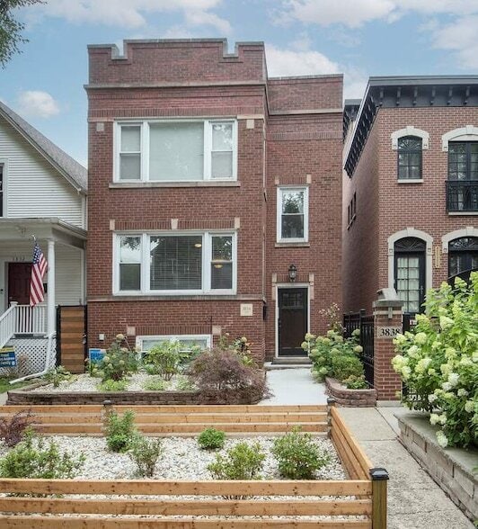 Primary Photo - 3834 N Hermitage Ave