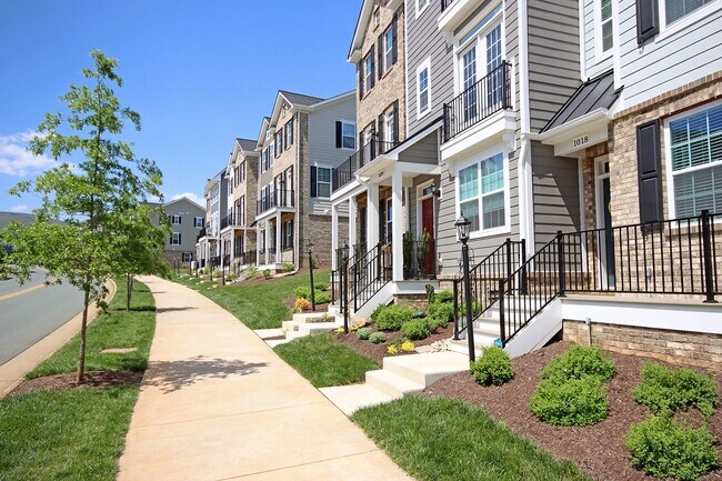 Building Photo - Spacious Old Trail Townhome