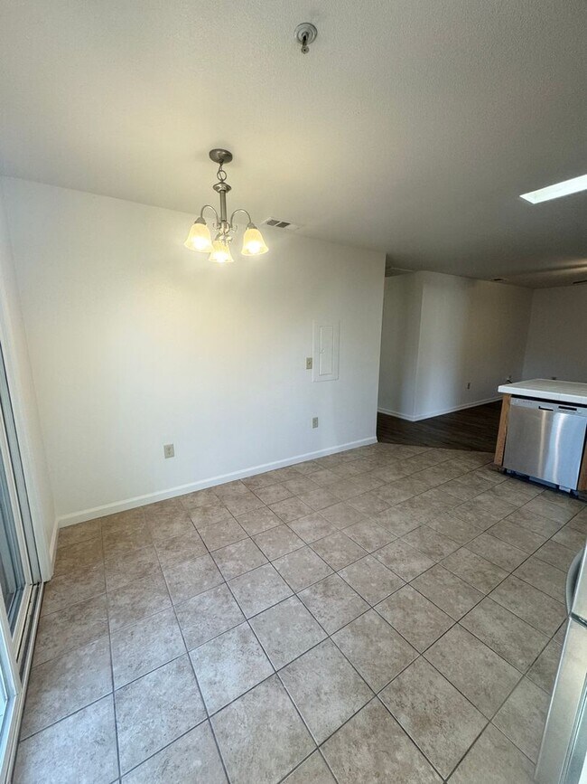 Building Photo - Spacious Duplex in East Redding!!