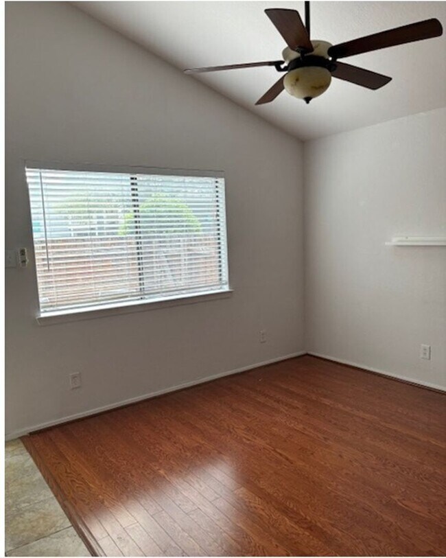 Building Photo - Townhome in Gated Community