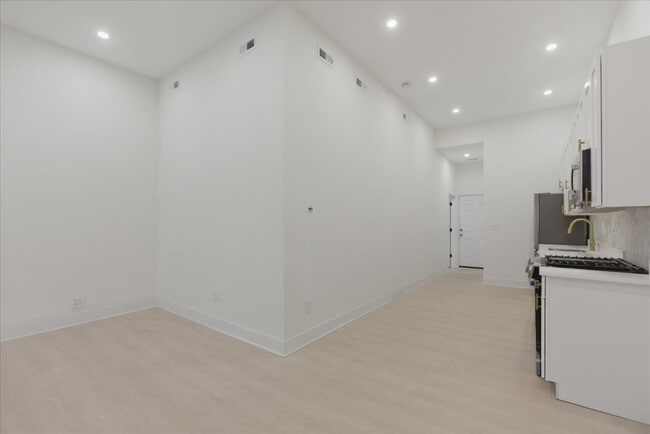 Foto del edificio - 2234 W Irving Park Rd