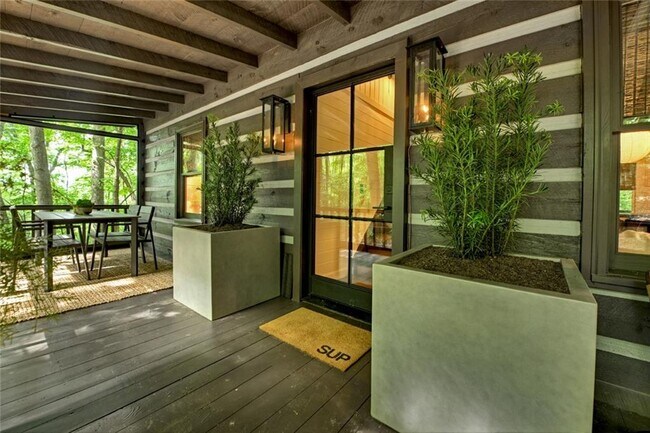 Foto del edificio - 545 Chestnut Ridge Cir