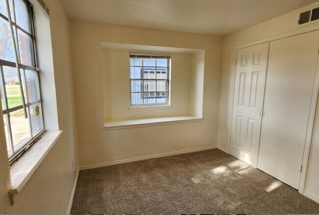 Building Photo - 5 bedroom 2.5 bath - Accepting Housing Vouchers