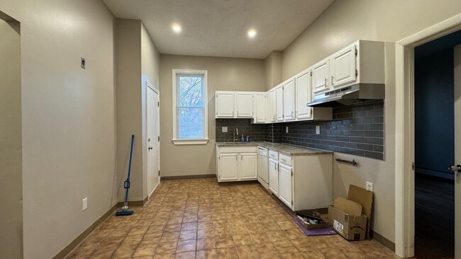 Building Photo - 62 River St