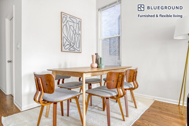 Foto del edificio - 3241 N Southport Ave