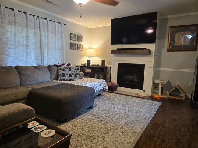 Foto del edificio - 3 Bed, 2 Bath Brick Ranch on Corner Lot on...