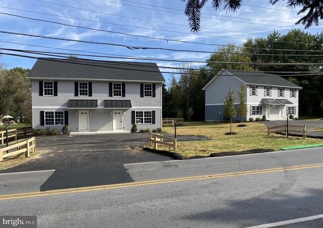 Foto del edificio - 303 Bondsville Rd