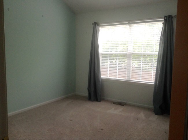 1st bedroom 12’x10.5’ w/ balcony access - 1470 Maryland Club Dr
