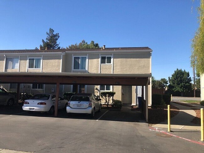 Foto del edificio - Remodeled Townhome in the Irvington neighborhood of Fremont - Beautiful from head to toe!