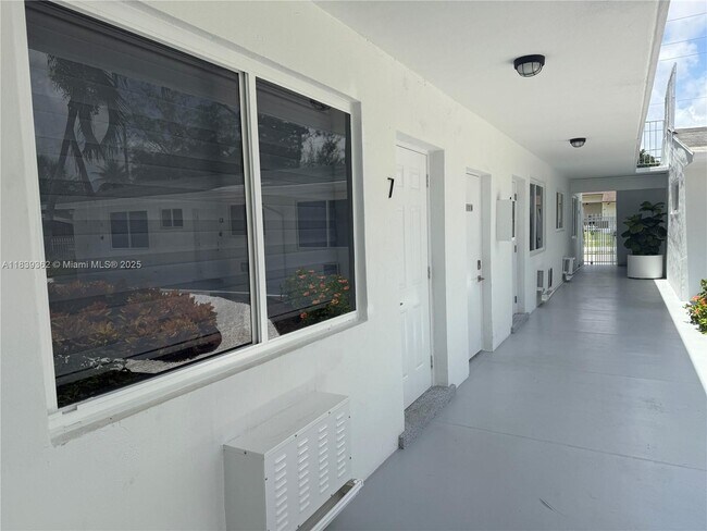 Foto del edificio - 1300 NE 110th St