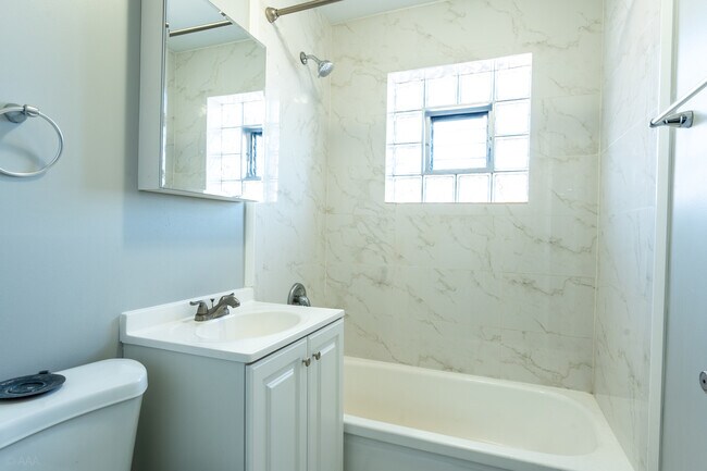 Foto del edificio - 6947 S Jeffery Blvd