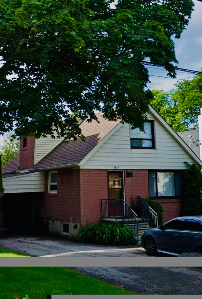 Building Photo - 237 Poyntz Av