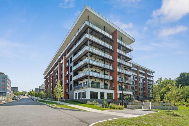 Foto del edificio - Wrap-Around Balcony Living - 2 Bedroom in ...