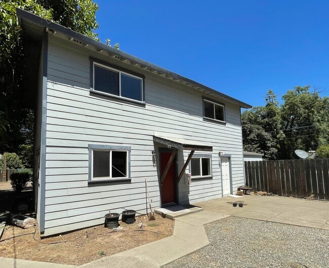 Building Photo - 208 W Sacramento Ave