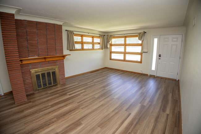 Building Photo - 2401 Willow Dr