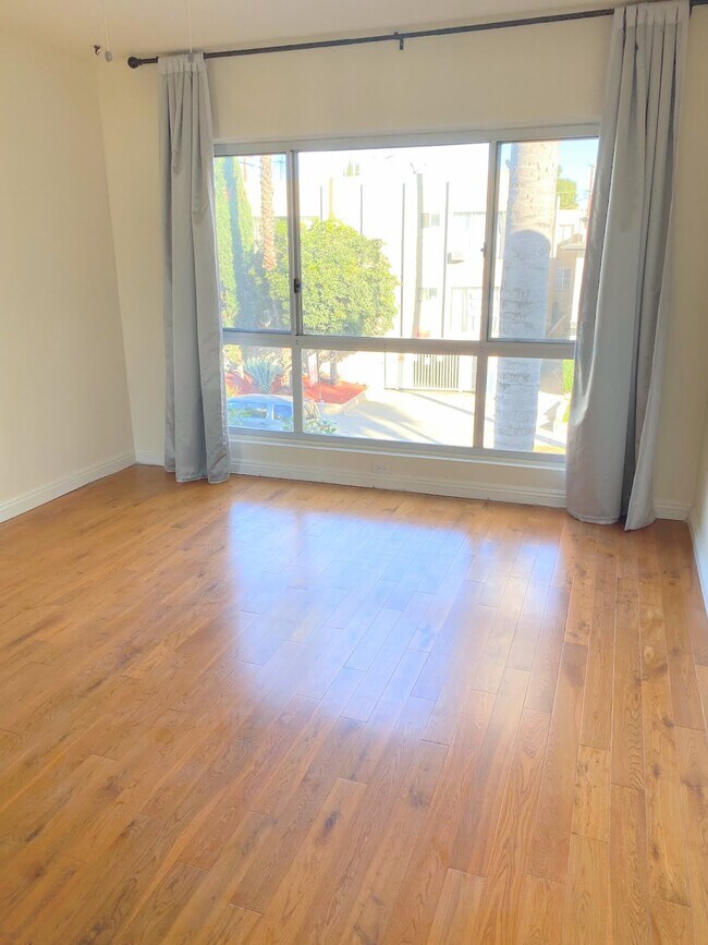 Foto del edificio - 1001 N Orange Grove Ave