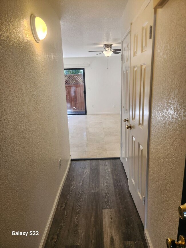 Foto del edificio - Beautiful two story condo in a well maintained complex, and close to everything!!