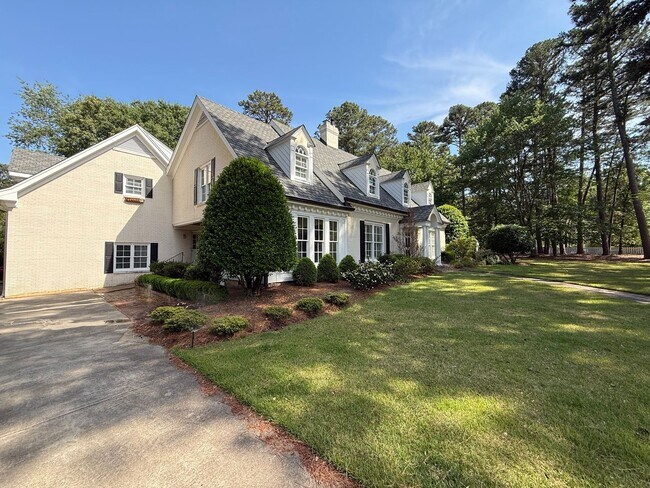 Foto del edificio - **OFFERING REFUNDABLE APPLICATION FEES** Incredible 5BD, 4.5BA House in Downtown Raleigh on Over ...