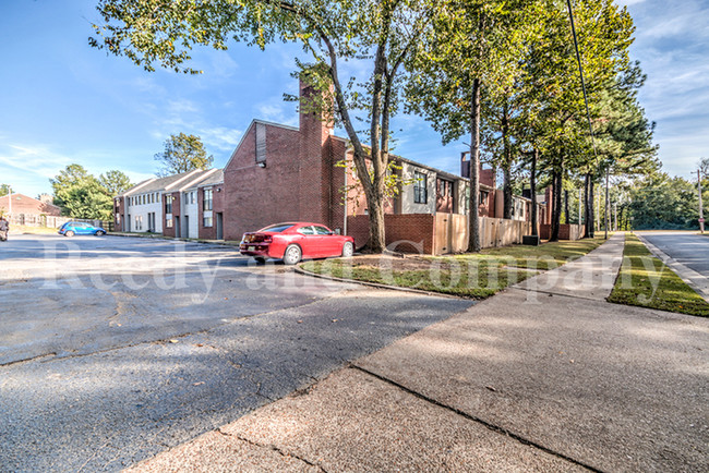 Building Photo - Affordable and renovated townhome!