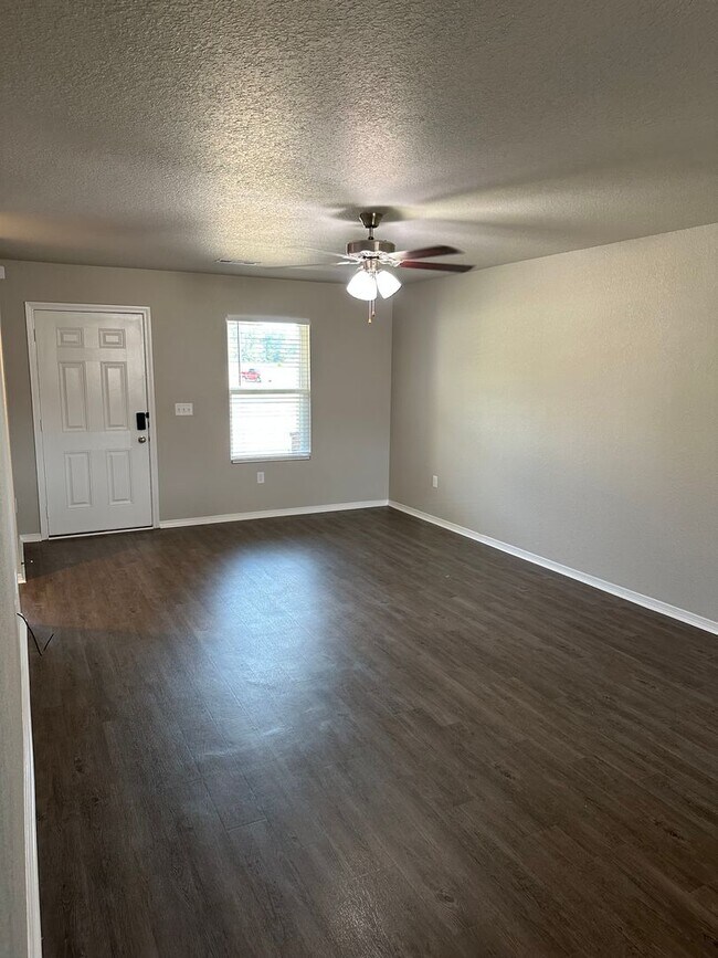 Foto del edificio - Four Bedroom | Two Bath Home in Cypress Bend