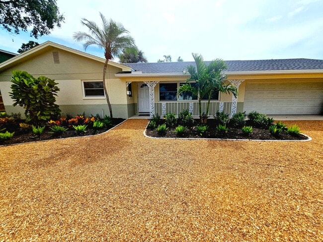 Building Photo - 3 Bedroom 2 Bath in Riveria Bay of St. Pete
