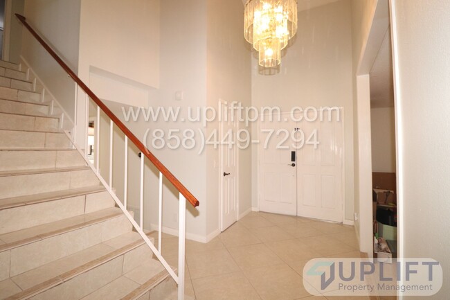 Foto del edificio - Spacious 4-Bed, 3-Bath Home with Unique Fe...