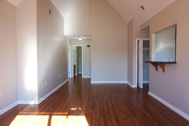Building Photo - 2 Bedroom Home w/ fenced in backyard