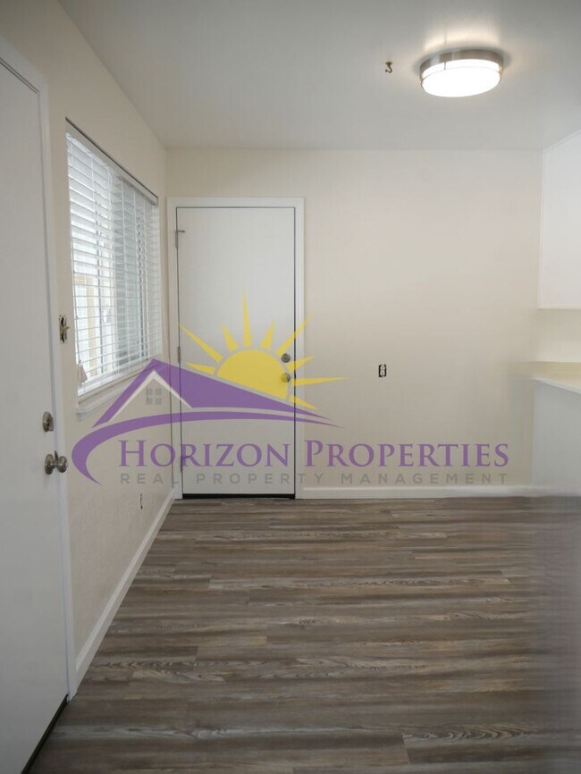 Foto del edificio - Remodeled 4 Bed 2 Bath 1,483 sqft in Fair Oaks