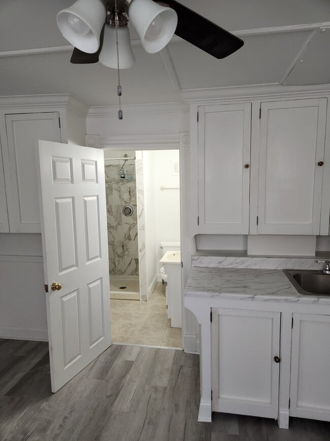 Building Photo - 185 Thames St