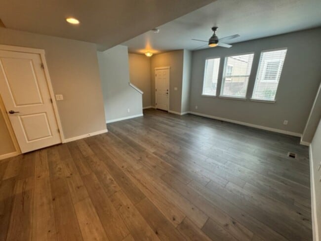Building Photo - Stunning townhouse in Northgate!