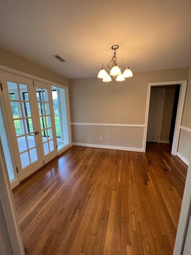 Comedor - 2207 Manlyn Rd