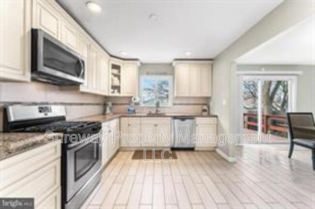 Building Photo - 842 Woodlane Rd