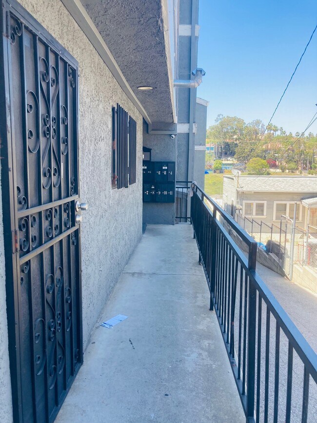Foto del edificio - 829 N Bunker Hill Ave.