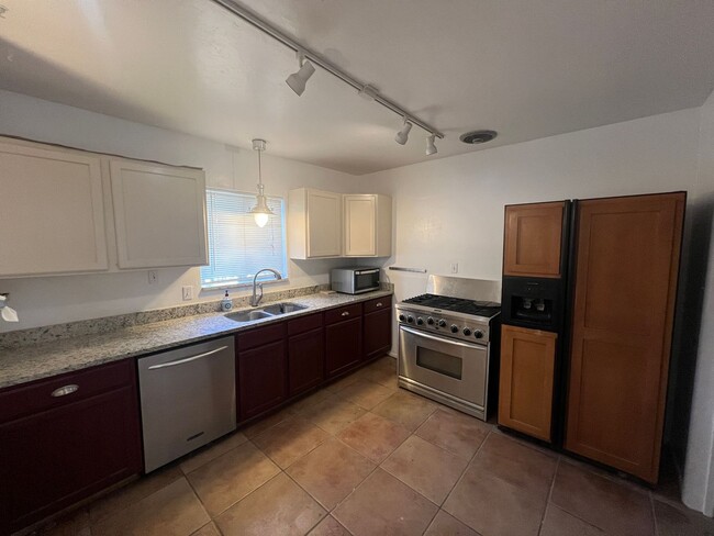 Foto del edificio - 4 Bed. 2 Ba. Home in Historic Dist. Minute...