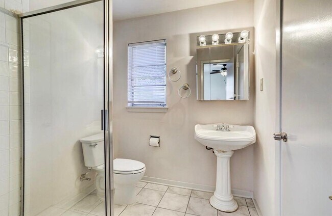 Foto del edificio - 5615 Arboles Dr