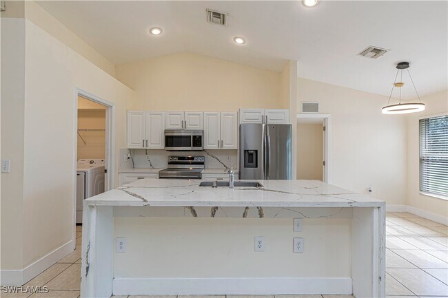 Building Photo - 2112 NE 15th Pl