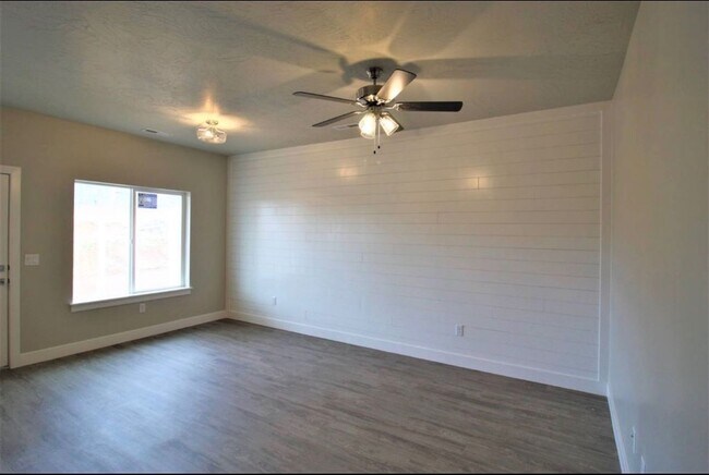 Foto del edificio - Cedar Bend Townhome Available Soon!