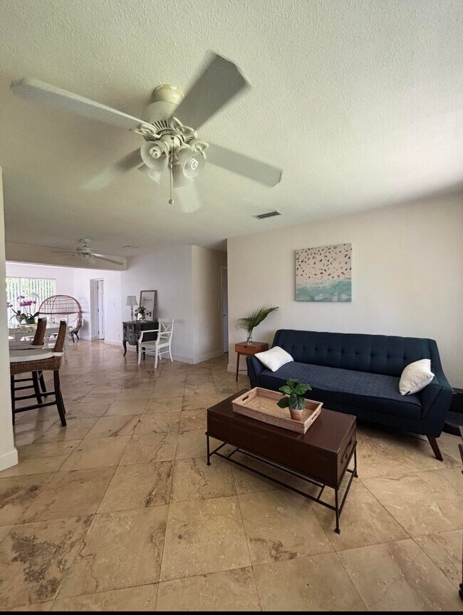 Foto del edificio - 927 W Royal Palm Rd