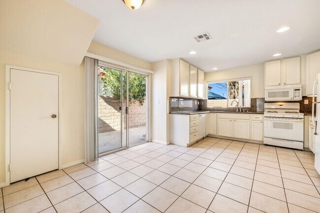 Foto del edificio - Spacious 4BR Home with Main-Level Primary Suite & No HOA!