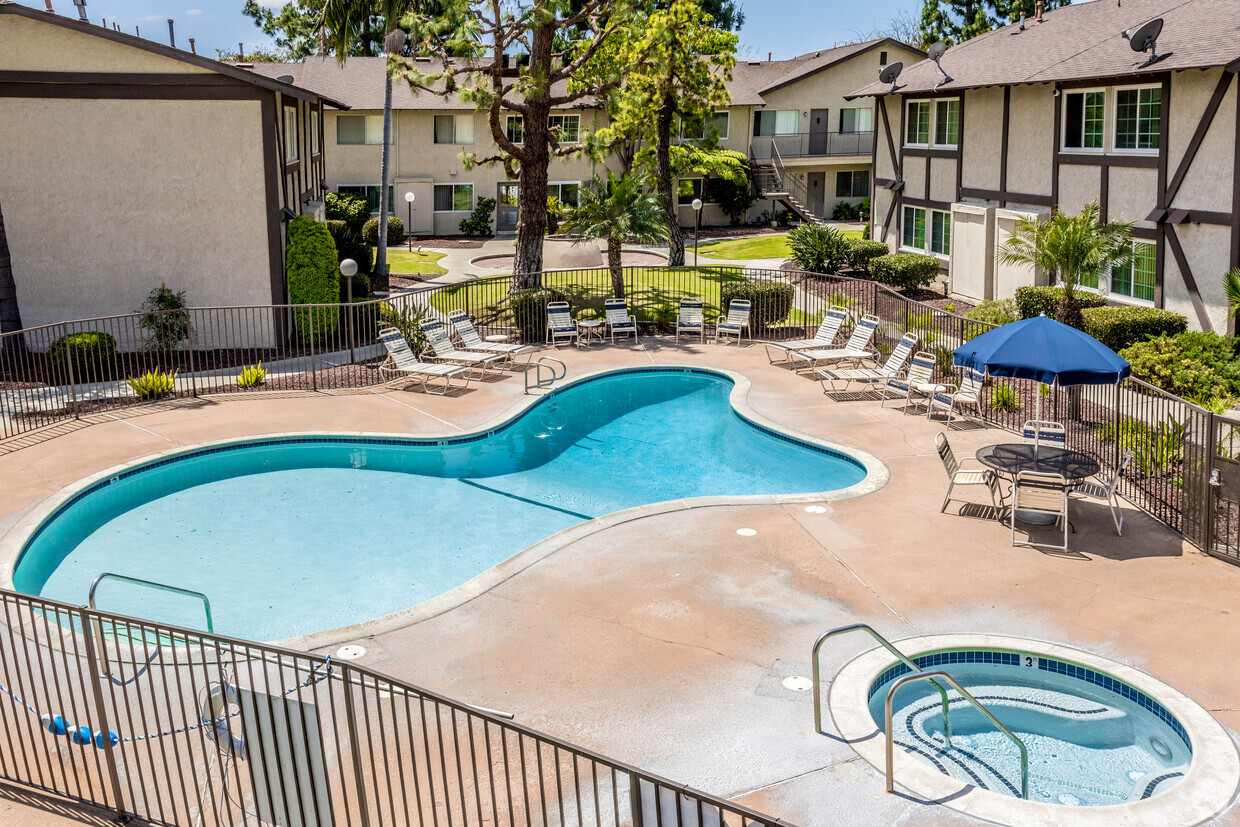 Pool & Spa - Stonehedge Apartments