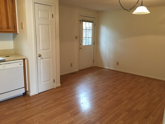 Foto del edificio - Radford 3 Br/2 Ba, Available July 10th