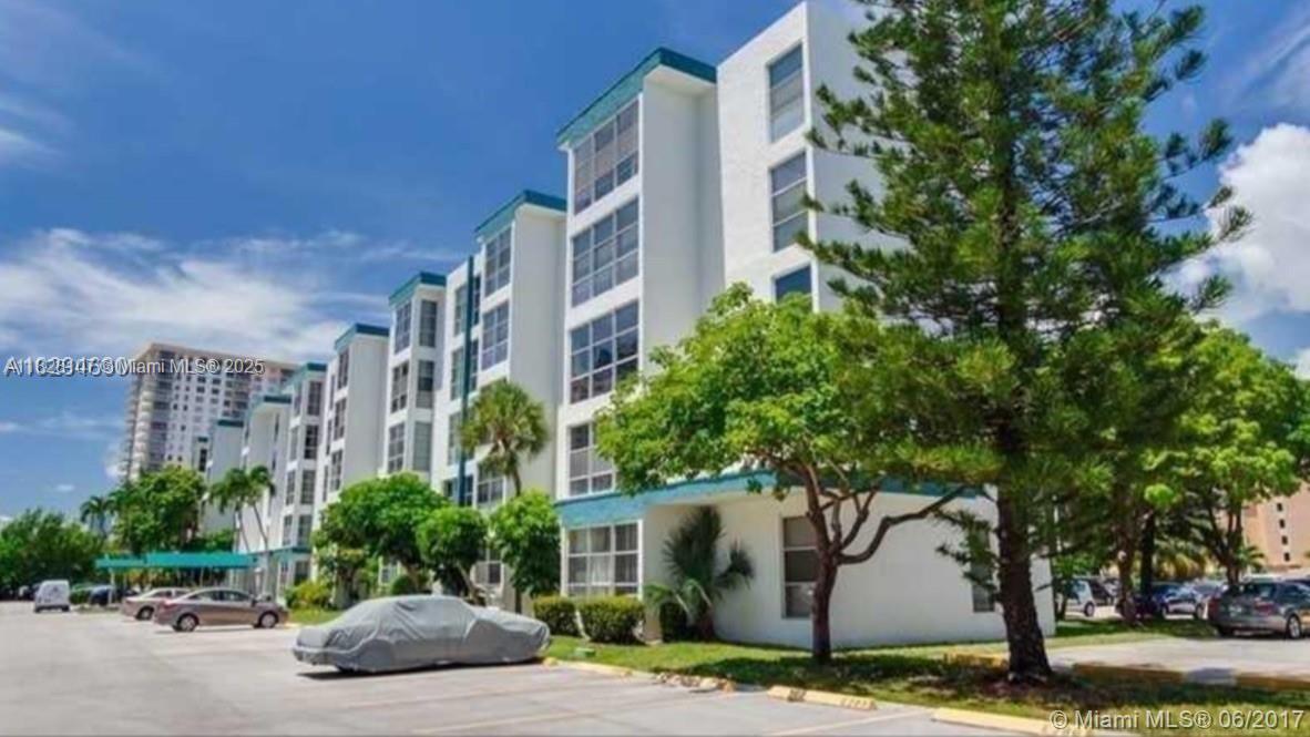 Foto principal - 17570 Atlantic Blvd