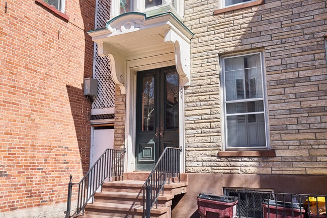 287 State Street Door Entry - 287 State St
