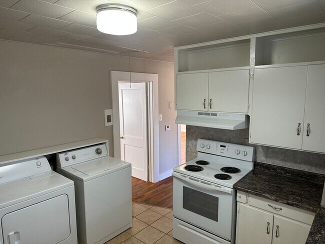 Foto del edificio - 3 Bedroom, 1 Bathroom Fayetteville Home, Available March 1st!