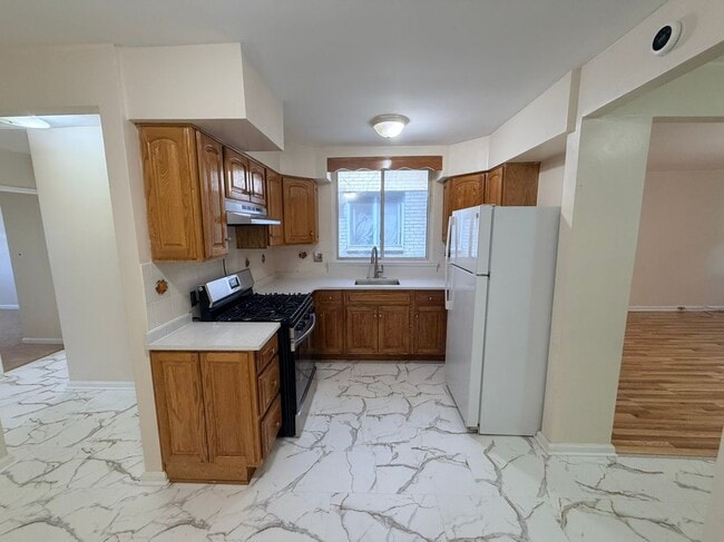Building Photo - 2076 E 63rd St