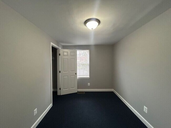 Building Photo - 4 Bedroom Home