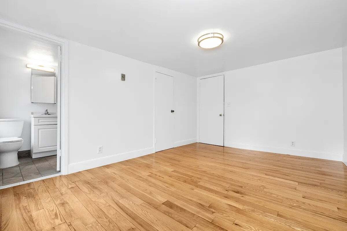 Building Photo - 211 Seventh Avenue