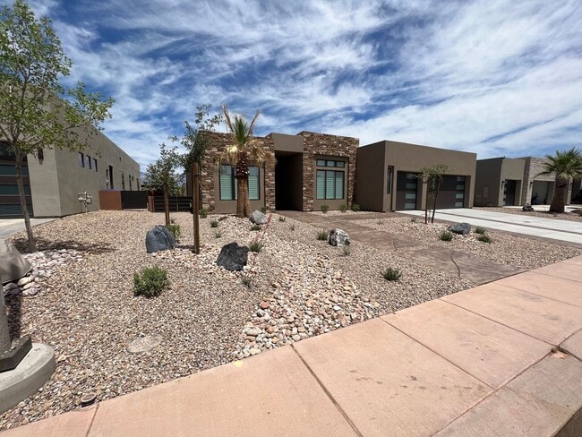 Building Photo - Beautiful 4 Bedroom, 4 Bathroom Home in Th...