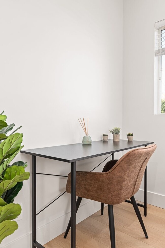 Foto del edificio - A 3 Bedroom apartment with ensuite bathrooms, common areas and a fully functional kitchen at 1736...