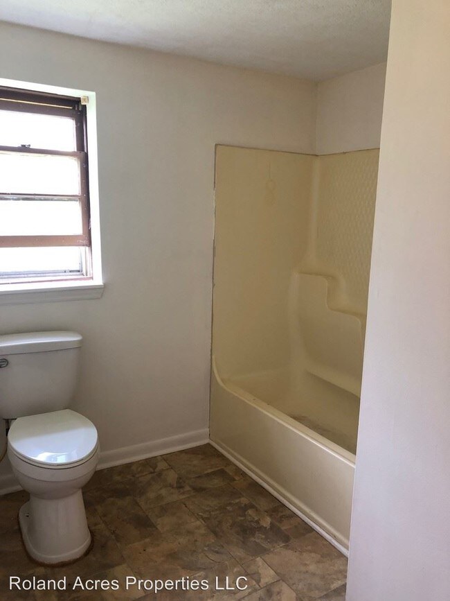 Building Photo - 2 br, 1 bath Apartment - 107 Cade Rd
